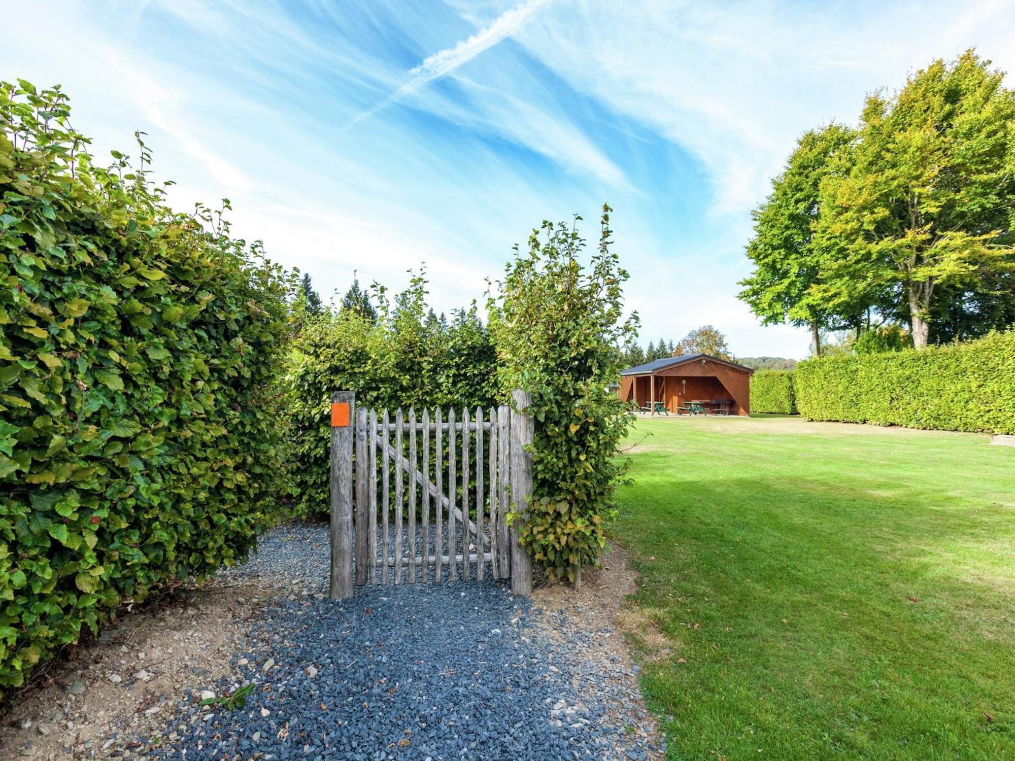 Boutique Chalet In B Llingen Near Lake Wirtzfeld Exteriör bild